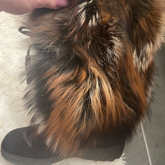 Pajar Brown and Camel colored Fox Fur size 39/9 barely worn - Picture 2 of 6